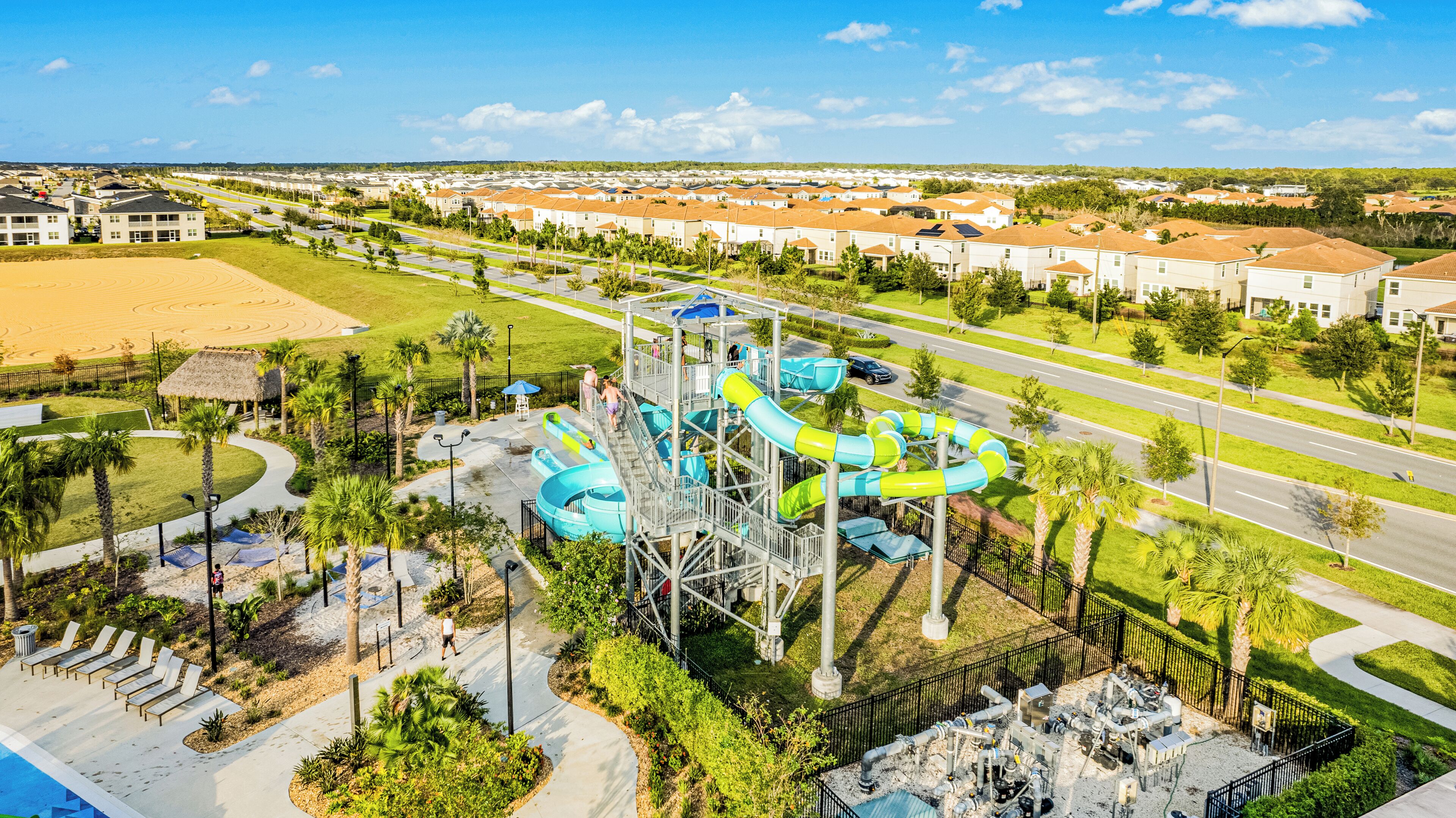 Un parc aquatique avec des toboggans et une zone de piscine.