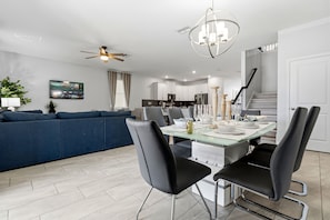 In-room dining - Nine Bedroom Vacation Home ChampionsGate (Davenport)