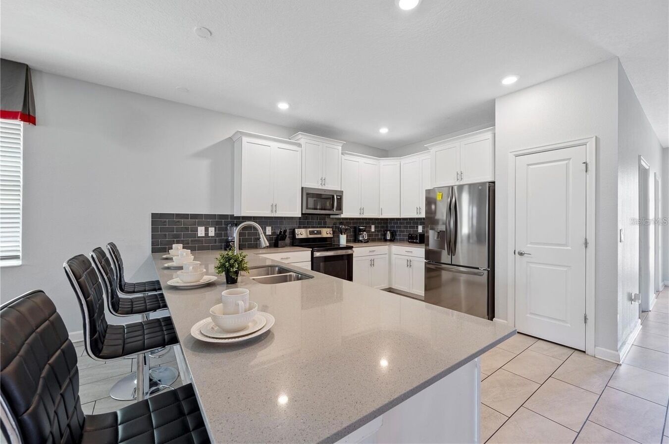 Refrigerador con freezer, microondas, horno, placa de cocina