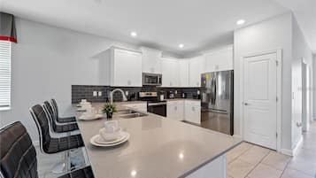 House, Multiple Bedrooms, Lanai, Courtyard View | Private kitchen | Full-sized fridge, microwave, oven, stovetop