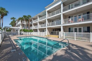 A heated pool - Cozy Family condo with Gulf views and easy Beach Access (Destin)