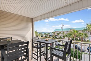 Outdoor dining - Cozy Family condo with Gulf views and easy Beach Access (Destin)