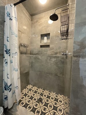 Appartement Deluxe, 2 chambres, cuisine, vue cour intérieure | Salle de bain | Douche, articles de toilette gratuits, sèche-cheveux