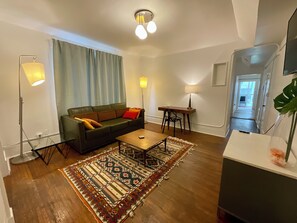 Appartement Deluxe, 2 chambres, cuisine, vue cour intérieure | Coin séjour