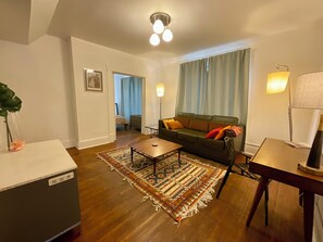 Căn hộ Deluxe, 2 phòng ngủ, bếp, quang cảnh sân vườn | Khu phòng khách | Smart TV 40-inch có truyền hình kỹ thuật số, Netflix, Hulu 