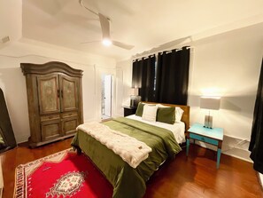 Deluxe-Apartment, 2 Schlafzimmer, Küche, Blick auf den Innenhof | Individuell dekoriert, individuell eingerichtet, Schreibtisch