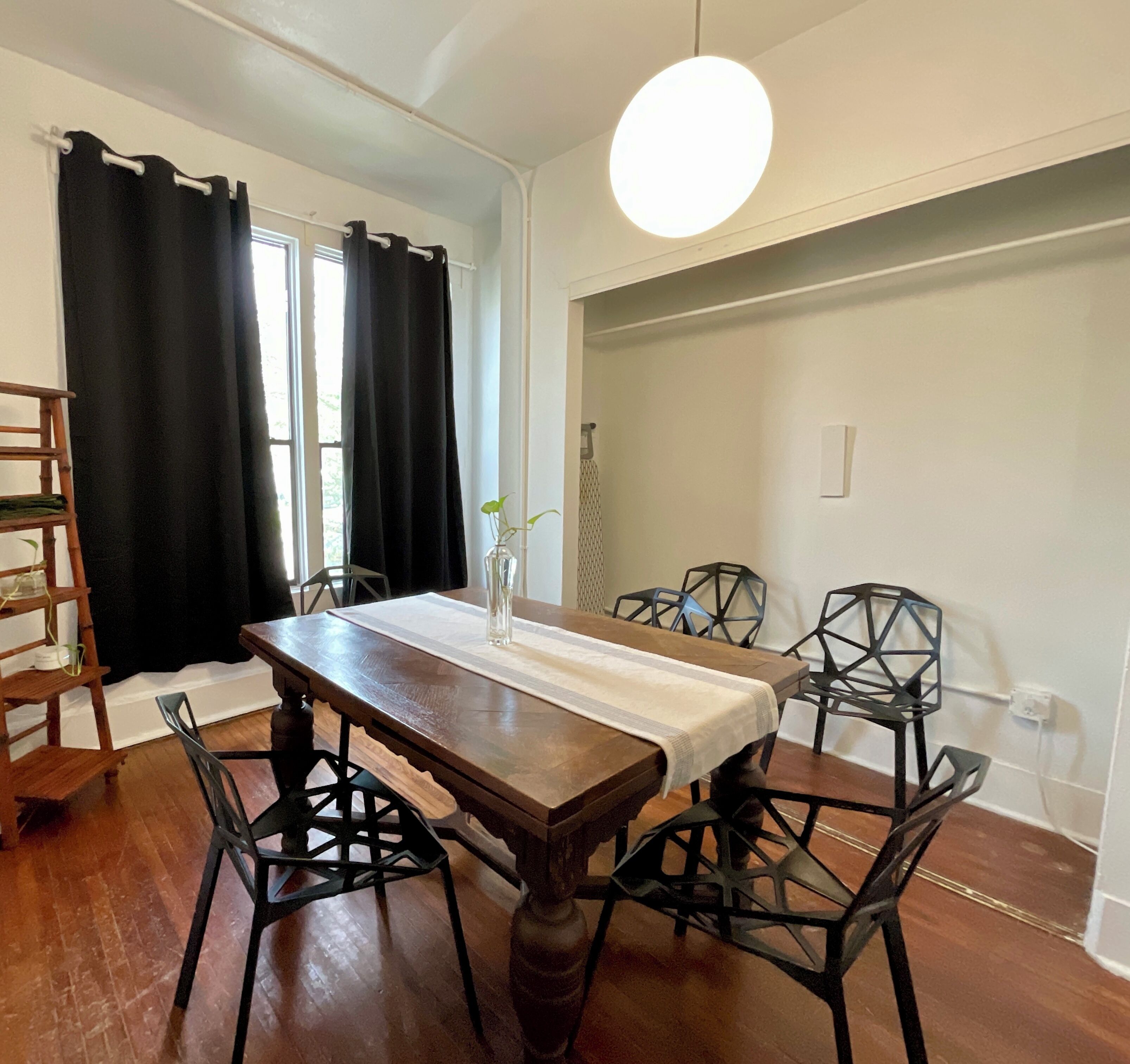 Deluxe Apartment, 2 Bedrooms, Kitchen, Courtyard Area | In-room dining