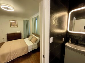Deluxe Apartment, 2 Bedrooms, Kitchen, Courtyard View | Interior - The Huntington in the Heart of Montrose (Houston)
