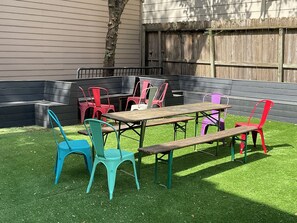 Deluxe-Apartment, 2 Schlafzimmer, Küche, Blick auf den Innenhof | Speisen im Freien