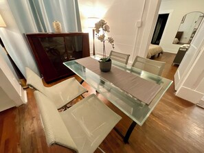Apartamento luxo, 2 quartos, cozinha, vista para o pátio | Opções para refeição no quarto