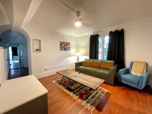 Deluxe-Apartment, 2 Schlafzimmer, Küche, Blick auf den Innenhof | Wohnbereich