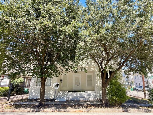 The Huntington in the Heart of Montrose