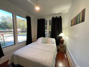 Apartamento luxo, 2 quartos, cozinha, no pátio | Individualmente decorados, individualmente mobiliados, escrivaninha