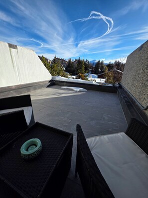 Property grounds - Bright, cosy studio with south-facing terrace & swimming pool (Crans-Montana)