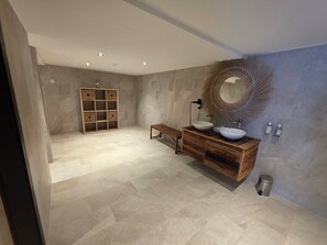 Chuveiro, secador de cabelo, toalhas de banho, papel higiênico