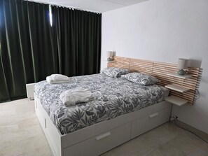 Free WiFi, bed sheets - Bright, cosy studio with south-facing terrace & swimming pool (Crans-Montana)