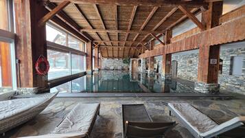 Alberca techada y alberca al aire libre