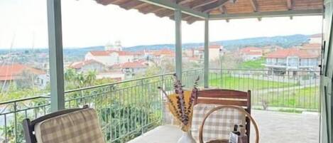 Maison, balcon, vue sur la ville | Restauration en plein air