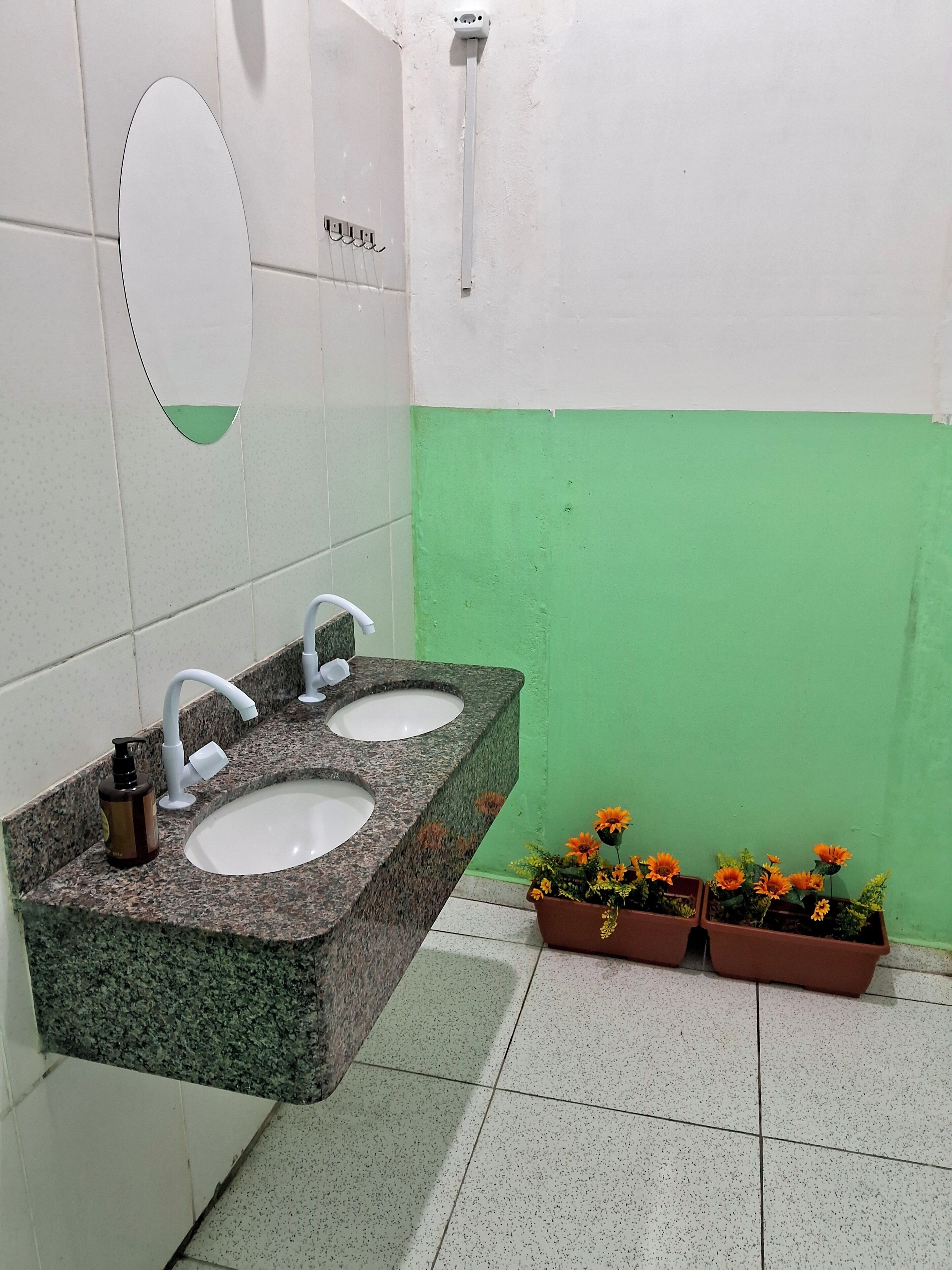 Douche, savon, papier toilette