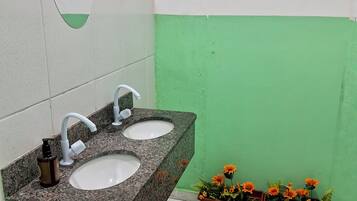 Douche, savon, papier toilette