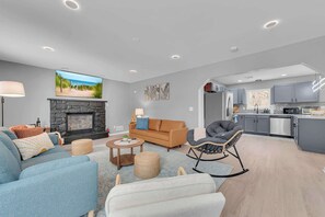 TV, fireplace, stereo, offices - Spacious Poconos Retreat for Families & Groups (Tobyhanna)