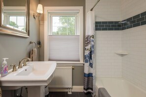 Assecador de cabells, bidet, tovalloles i sabó 