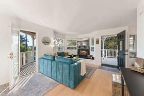 Smart-TV, Kamin, Bücher