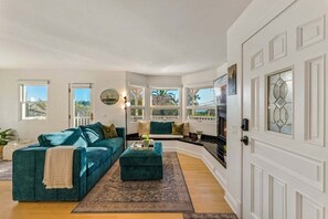 Smart-TV, Kamin, Bücher