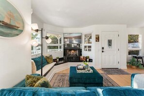 Smart TV, fireplace, books - The Lookout at Summerland | The Chosen Collection (Summerland)