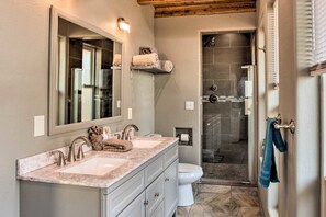 Towels, soap, toilet paper - Tranquil Taos Sanctuary Home (Taos)