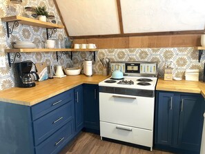 Fridge, microwave, oven, stovetop - Granny Flo's Lakehouse (Eufaula)