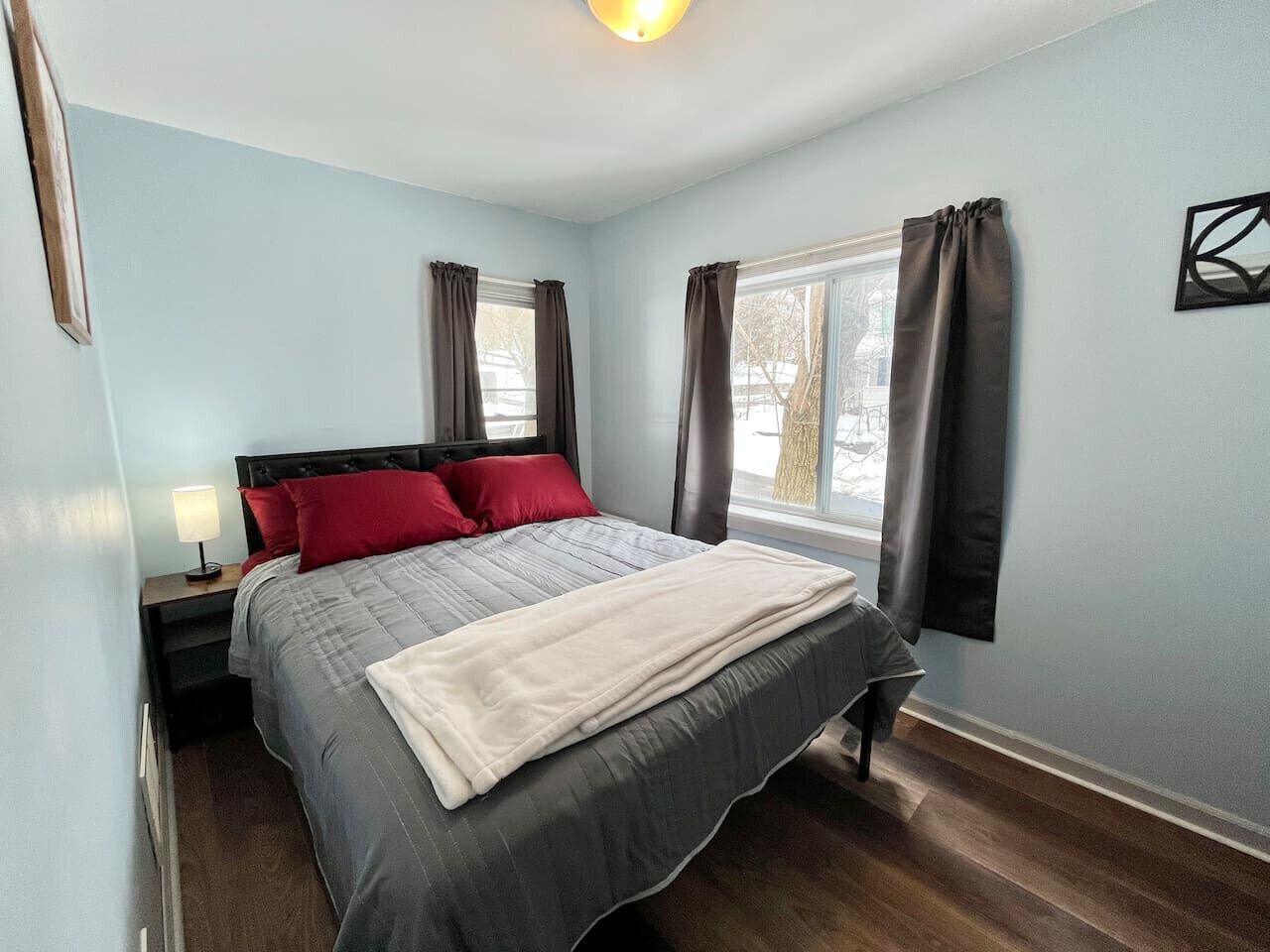 Desk, iron/ironing board, WiFi, bed sheets