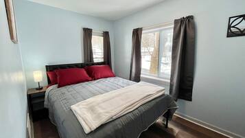 Desk, iron/ironing board, WiFi, bed sheets