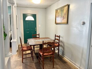 Dining - 3 Queen Beds*Near BU & Hospitals*Crews Welcome (Johnson City)