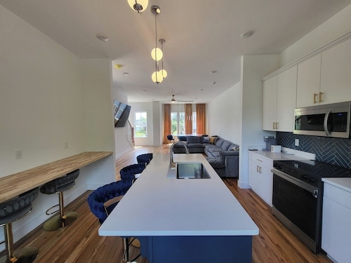 Pet-friendly Townhouse With Free Parking in TN