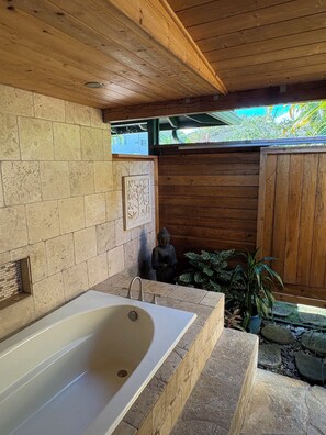 Property grounds - Beautiful retreat style home available for 6 months, May - October (Kilauea)