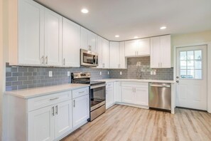 Fridge, microwave, oven, stovetop - Lakefront Home with Private Dock, Firepit and Deck (Granbury)