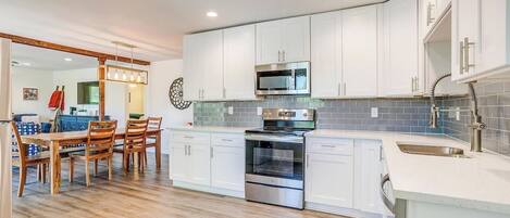 Een koelkast, een microgolfoven, een oven, een kookplaat