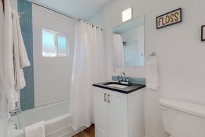 Hair dryer, towels, soap, shampoo - No.2: King bed, 1b/1b, Walk to UNM (Albuquerque)