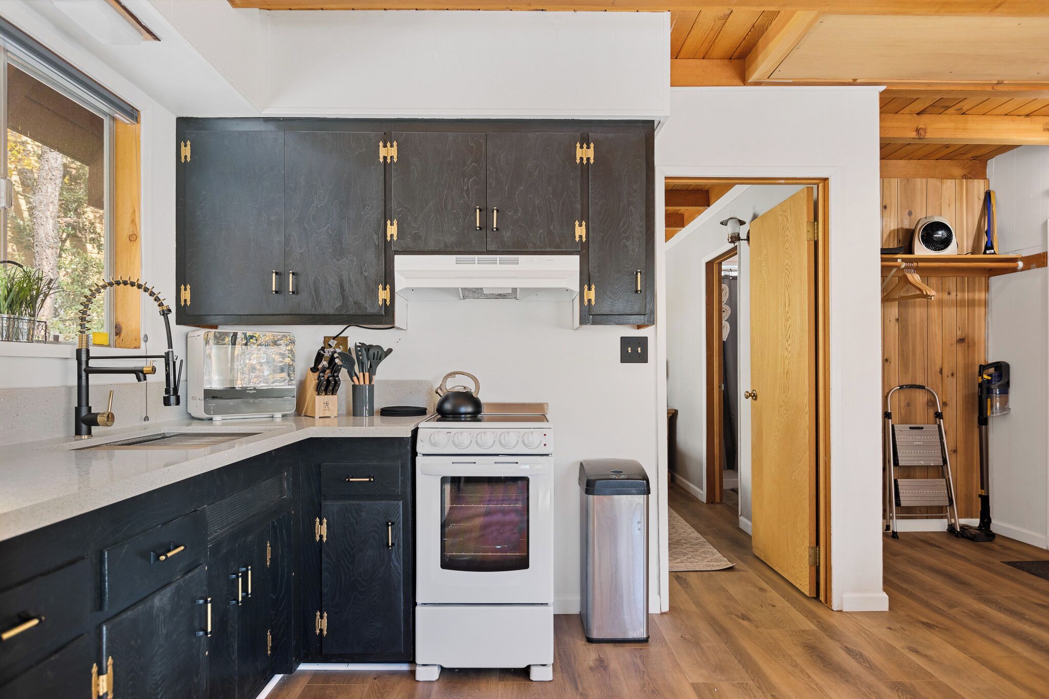 Microondas, horno, placa de cocina