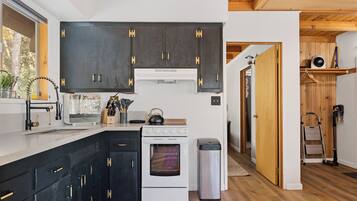 Microondas, horno, placa de cocina