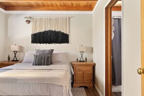 Tabla de planchar con plancha, wifi y ropa de cama 