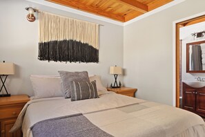 1 bedroom, iron/ironing board, free WiFi, bed sheets - Amazing 1-bedroom cabin in Green Valley Lake perfect for relaxing getaway (Green Valley Lake)