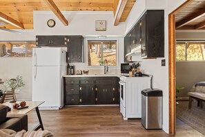 Fridge, microwave, oven, stovetop - Amazing 1-bedroom cabin in Green Valley Lake perfect for relaxing getaway (Green Valley Lake)