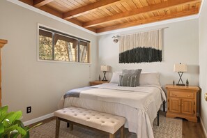 1 bedroom, iron/ironing board, free WiFi, bed sheets - Amazing 1-bedroom cabin in Green Valley Lake perfect for relaxing getaway (Green Valley Lake)
