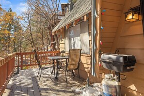 Outdoor dining - Amazing 1-bedroom cabin in Green Valley Lake perfect for relaxing getaway (Green Valley Lake)