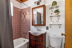 Hair dryer, towels, soap, toilet paper - Amazing 1-bedroom cabin in Green Valley Lake perfect for relaxing getaway (Green Valley Lake)