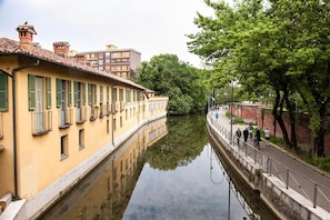 Ein Kanal mit Gebäuden an einer Seite und einem Fußweg auf der anderen.