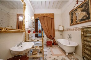 Ducha, secador de pelo, bidet, toallas