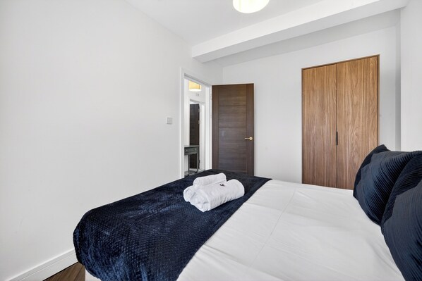 Desk, laptop workspace, free WiFi - Amber Vista Apartments Cardiff (Cardiff)